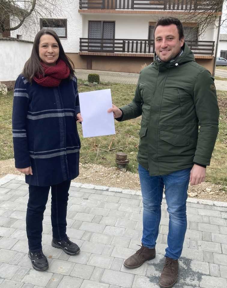 ÜBergabe der Fragen der Ortssgruppen an die Kandidaten der Bürgermeisterwahl Borzner
